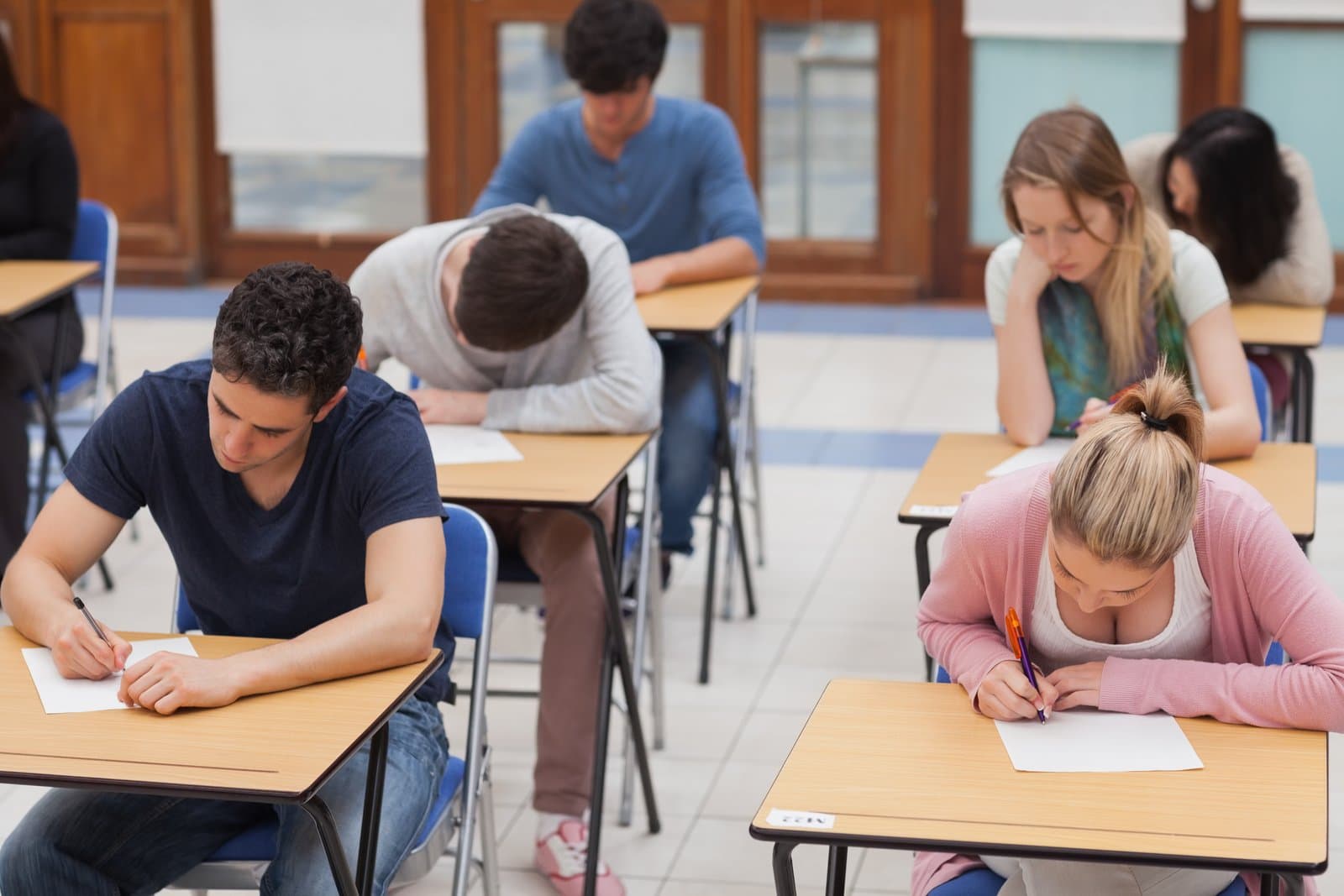 Harmonogram egzaminu maturalnego 2026 — otwarta książka i kalendarz na tle szkolnej tablicy
